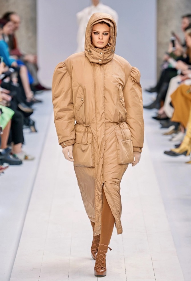 длинный светло-коричневый пуховик с капюшоном без меха, приталенная модель для женщин с кулиской на талии и большими накладными карманами - модный лук 2021 года от бренда Max Mara