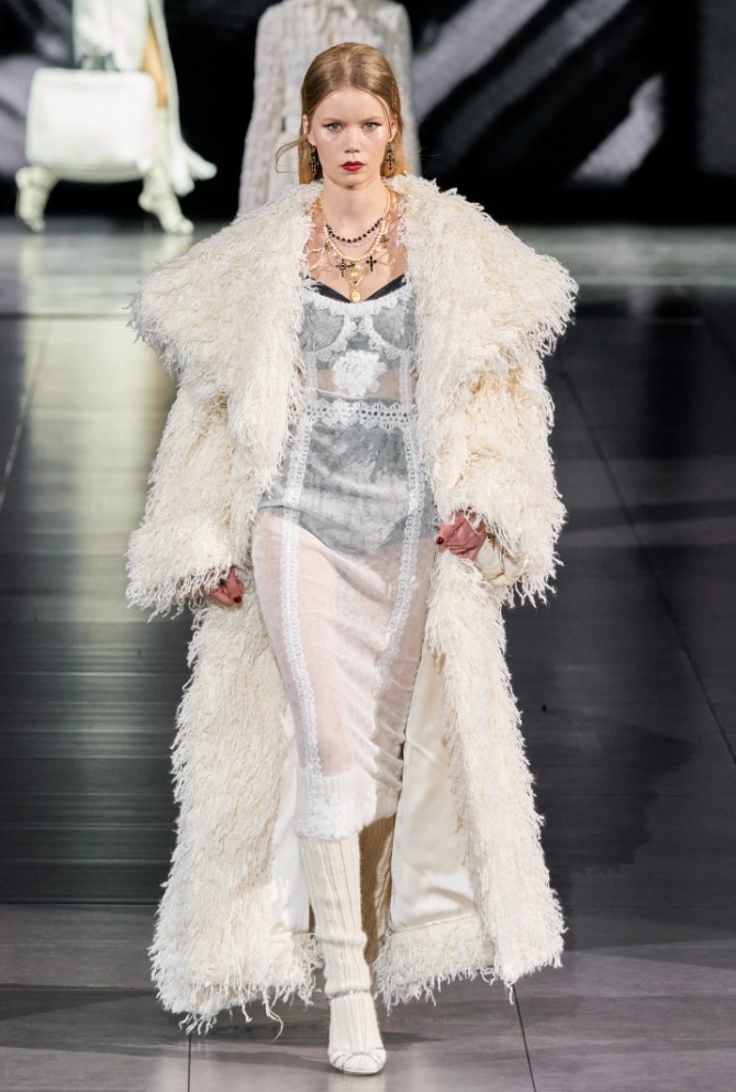 длинная шуба от Dolce & Gabbana - модель зима 2021 года из синтетического меха, имитирующего шкуру ламы