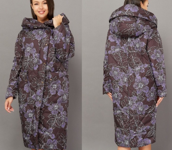 пальто-пуховик в стиле оверсайз с покрытием из плащевой ткани, с цветочным принтом и капюшоном - модный лук из коллекции бренда Katerina Bleska&Tamara Savin на зиму 2021 года