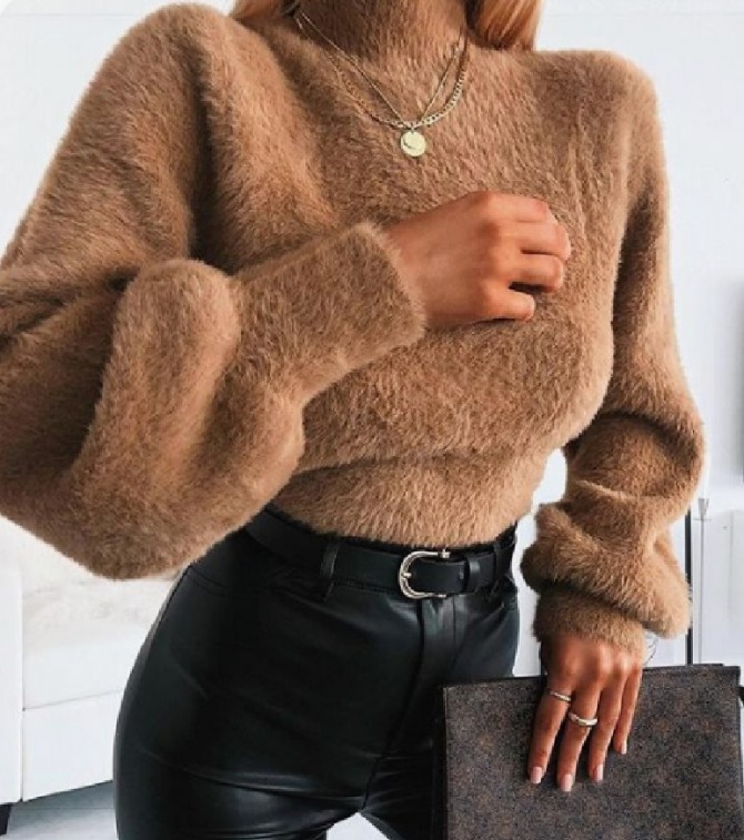 мохеровый коричневый свитер с черными кожаными брюками