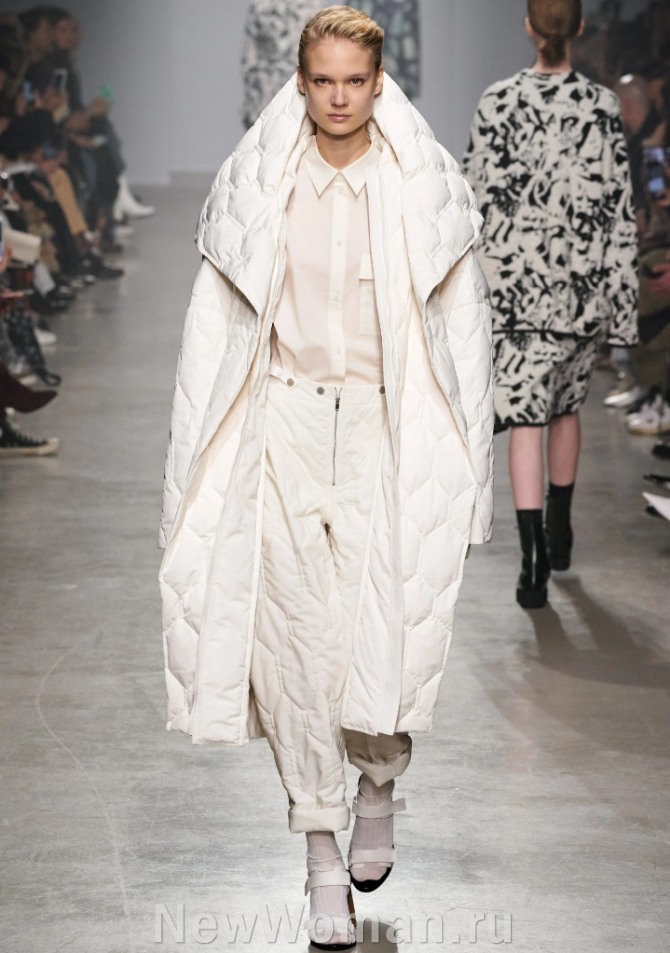 модный зимний образ светлым стеганым пуховиком и брюками в стиле тотал-лук - фото с модного показа на зиму 2021 года от бренда Christian Wijnants