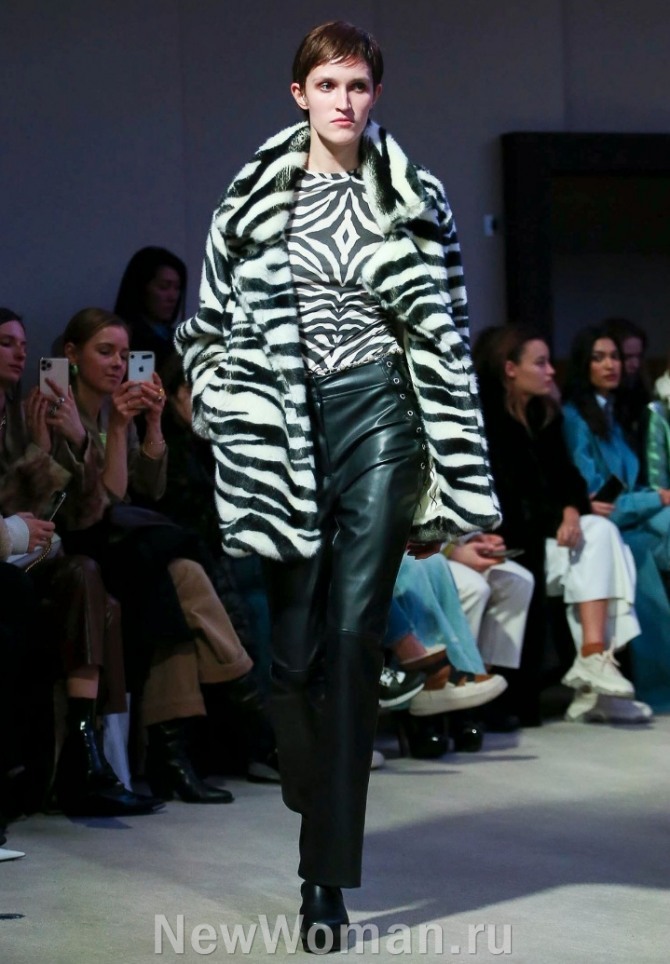 модный полушубок 2021 года с принтом зебра в комплекте с кожаными брюками