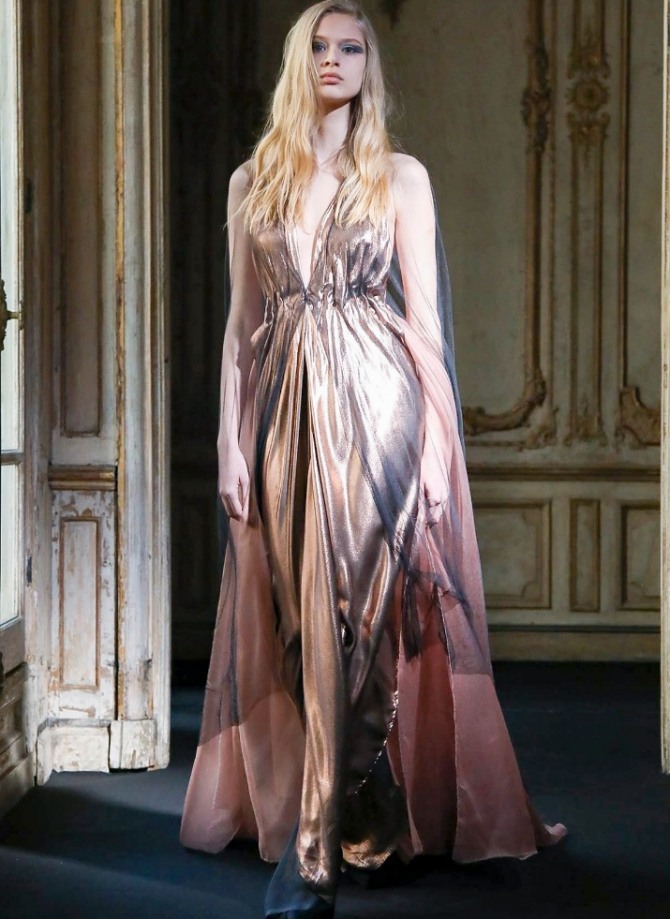 приталенное вечернее длинное платье с пышной расклешенной юбкой из металлизированного материала - мода 2020 года