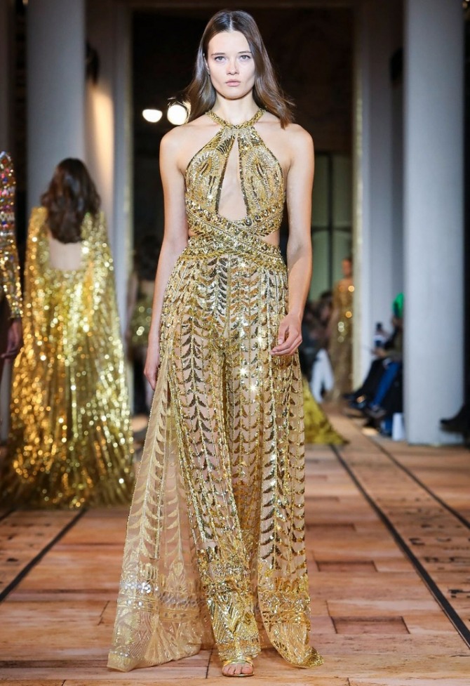 золотое вечернее платье Zuhair Murad с вырезами на груди - тренды 2020 года