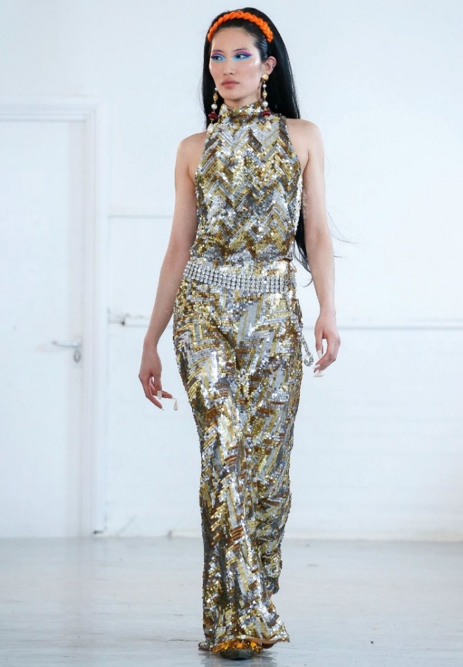 шикарное платье металлик в пол из разноцветных пайеток с обнаженными плечами и поясом, декорированным стразами - модный лук из коллекций на 2021 год