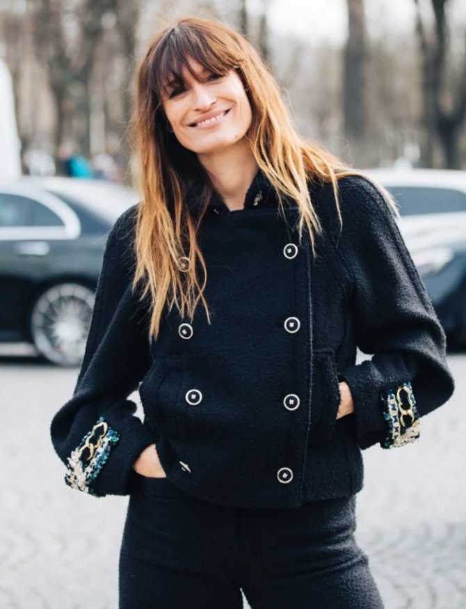 Париж - уличная зимняя мода 2021 - двубортная зимняя шерстяная куртка с вышивкой в комплекте с черными брюками