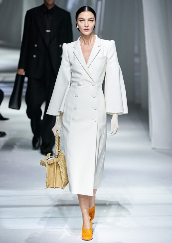 элегантное весенние пальто 2021 года - миди, двубортное, приталенное, с расклешенными рукавами, цвет белый, воротник пиджачный