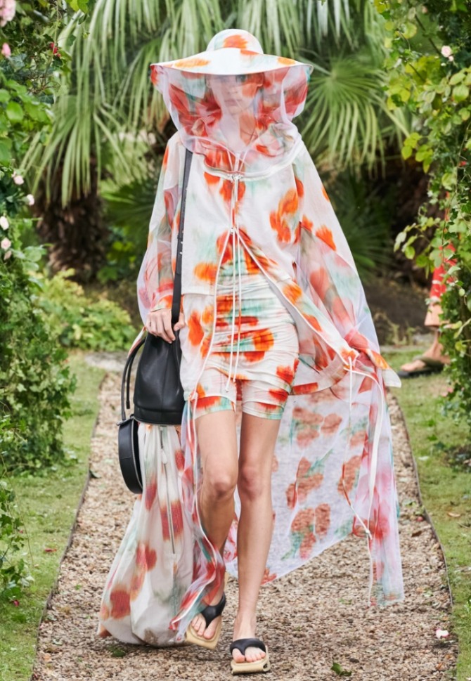 длинное летнее летящее прозрачное пальто из органзы с цветочным паттерном - курортная мода 2021 года