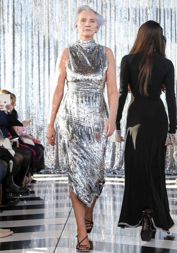 блестящее серебряное платье миди для торжества 2021 года для женщины за 60 - с асимметричным подолом, обнаженными руками и воротником-стойкой