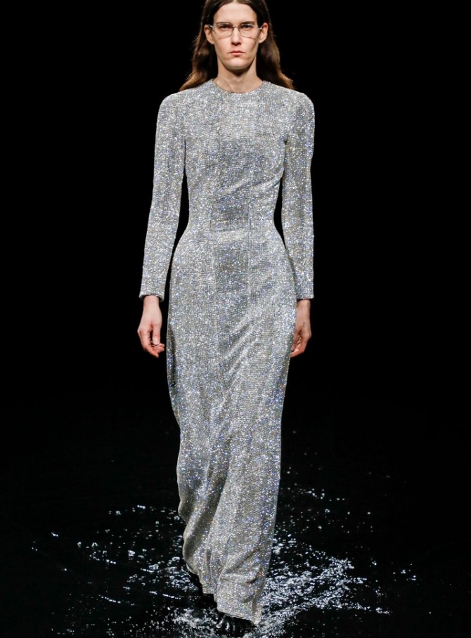 серебряное вечернее платье 2021 года в стиле минимализма с приталенным силуэтом и длинными рукавами - фасон без воротника