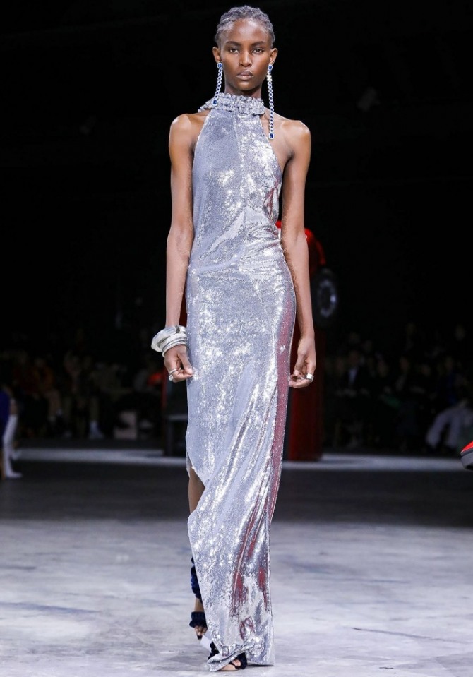 вечернее платье макси из металлизированной серебристой ткани - мода 2021 года - фасон с американской проймой и высоким боковым разрезом, силуэт - приталенный
