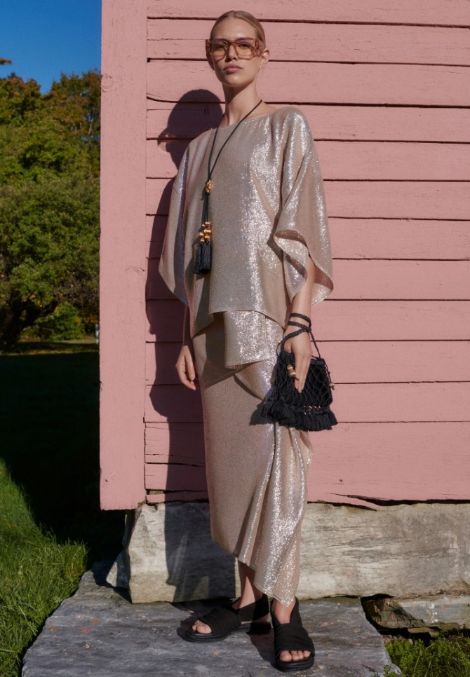костюм для торжества из блестящей ткани для женщин за 60 - фото из коллекций 2021 года от модельеров модных домов