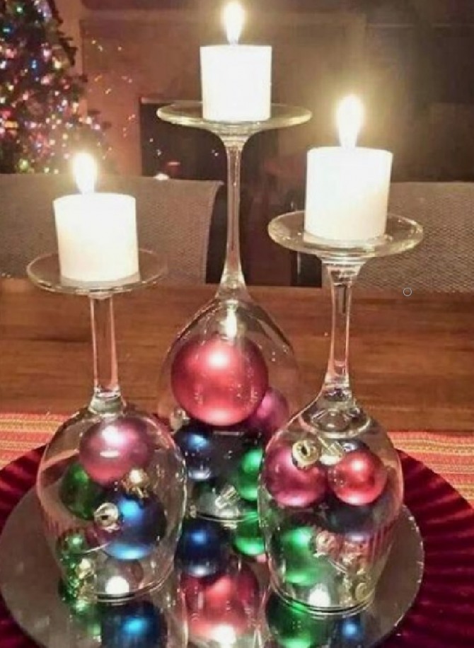 очень простые и красивые идеи украшения новогоднего стола при помощи фужеров, елочных шаров и коротких свечек