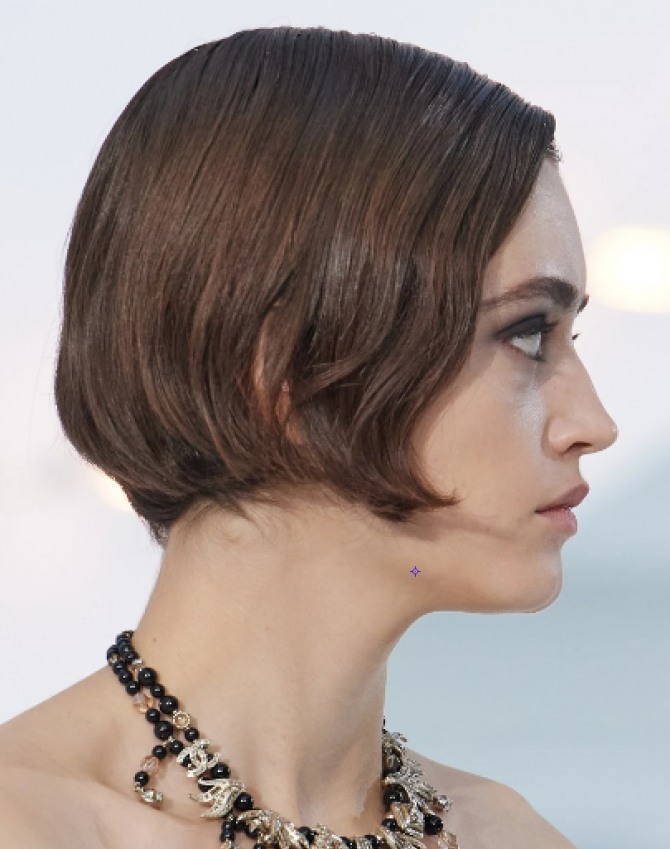 ретро-стрижки для волос средней длины сезона весна-лето 2021 года - стрижка боб-каре на коричневых волосах от стилистов модного дома Chanel