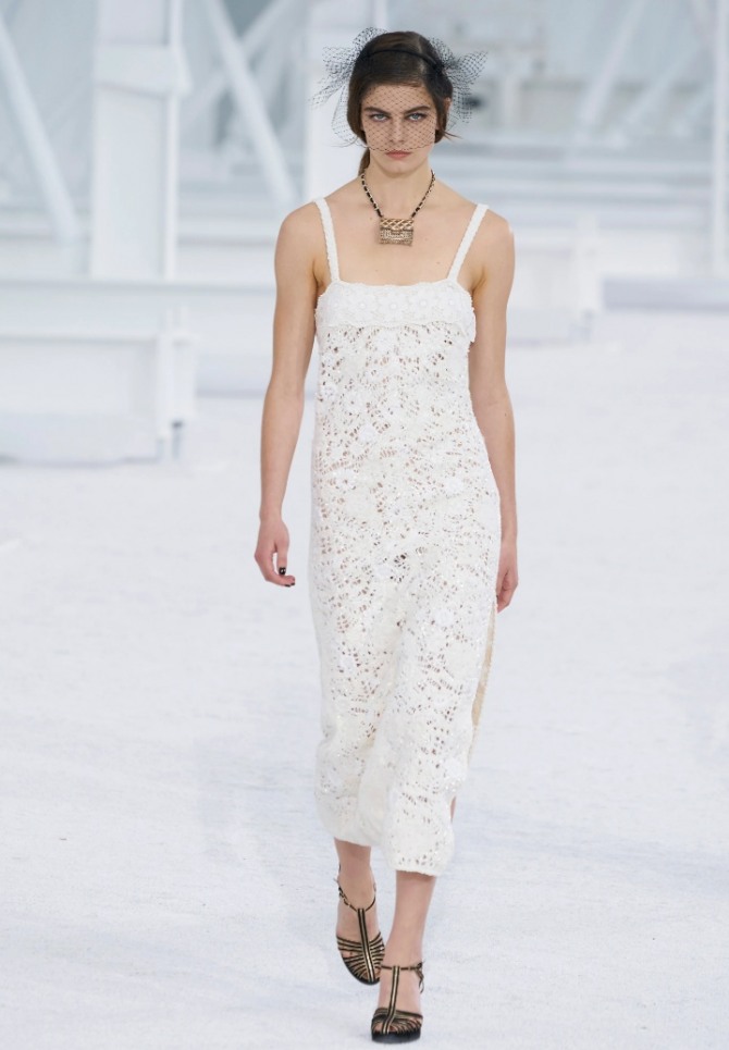 платье миди для особого случая с открытыми плечами, силуэт прямой приталенный на бретелях - женская вечерняя мода от Шанель на 2021 год