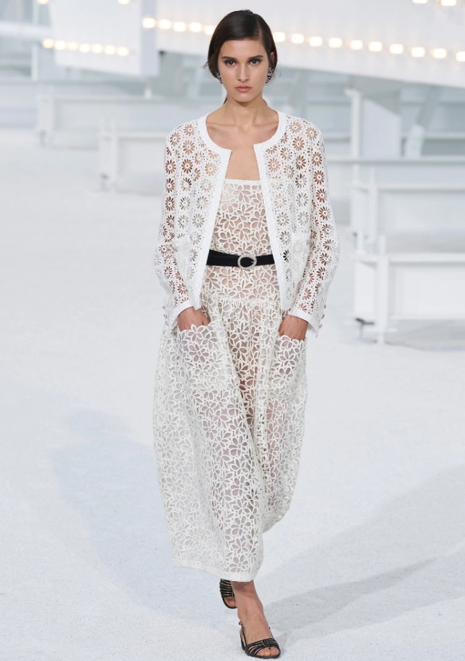 красивый ажурный белый костбм из платья и жакета - бренд Шанель 2021 год весна-лето