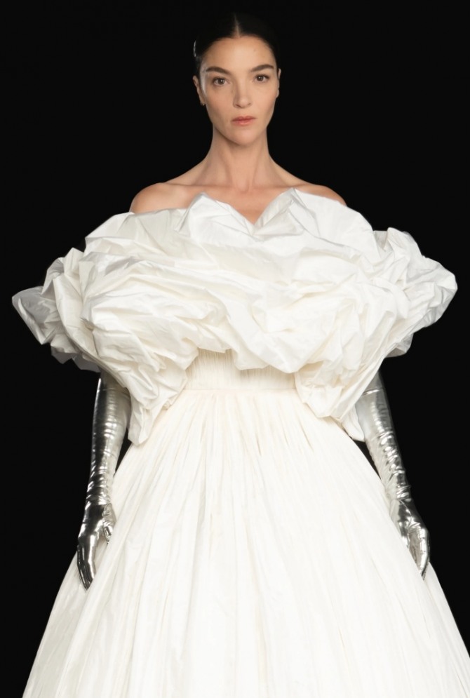 вечерний туалет жемчужного цвета от Valentino - длинное вечернее платье из шелка с пышным лифом в комплекте с высокими перчатками из металлизированного серебра