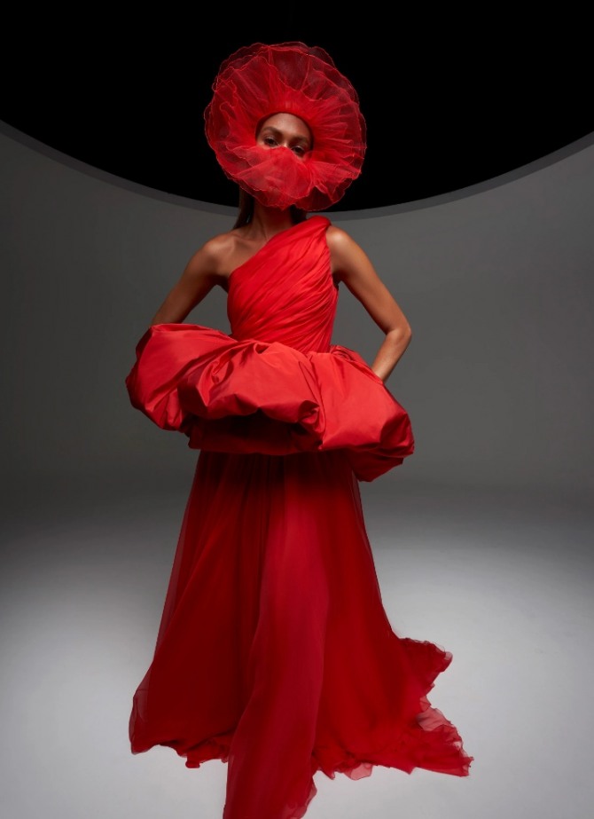 летящее красное платье миди из шифона с пышной баской-подушкой - вечерняя мода 2021 года