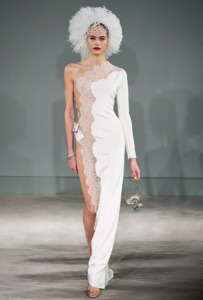 белое вечернее длинное платье в стиле бодифэшн  почти полностью одной оголенной половиной - модель с широкой кружевной отделкой по всей длине модели - дизайнерский дом Alexis Mabille, кутюрная коллекция на 2021 год