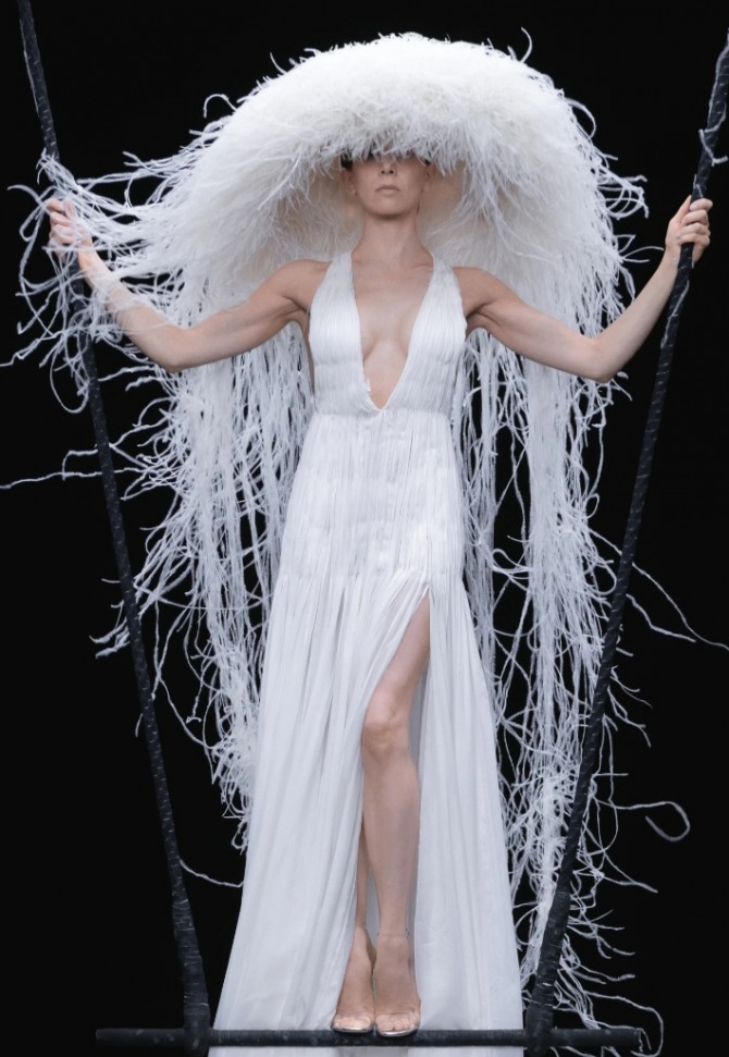 росокшный женский вечерний туалет из искусственной белой рпяжи - платье с высоким разрезом в стиле бодифэшн и с огромной шляпой