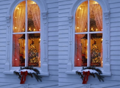 елочка ч лампочками в окне на рождество