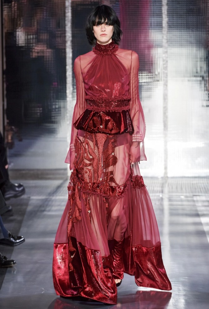 вчерние платья с баской - фото новинок с модных показов 2021 года, модель красного цвета