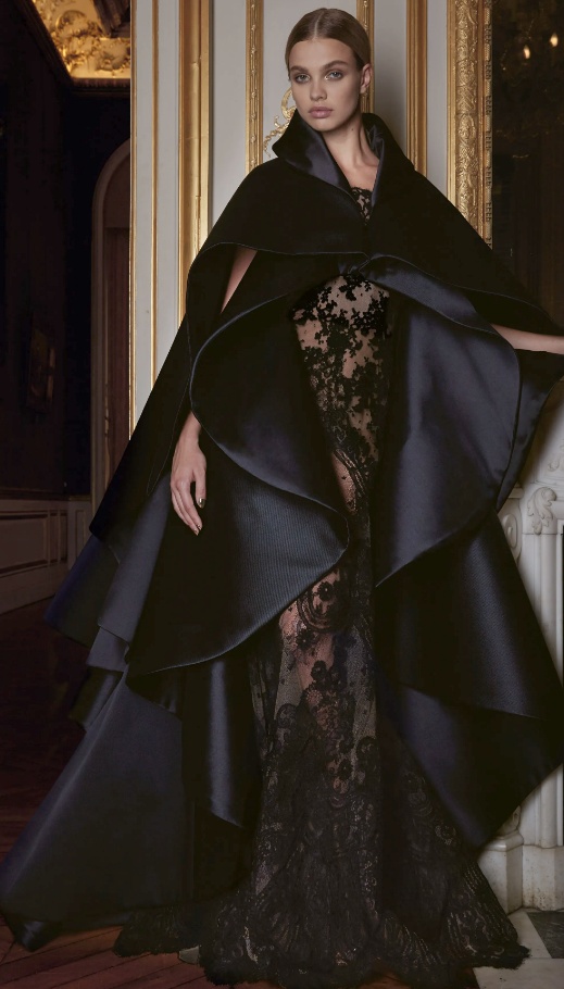 роскошный вечерние образ с кружевным ажурным черным платьем в ансамбле с накидкой-пальто из черного сатина