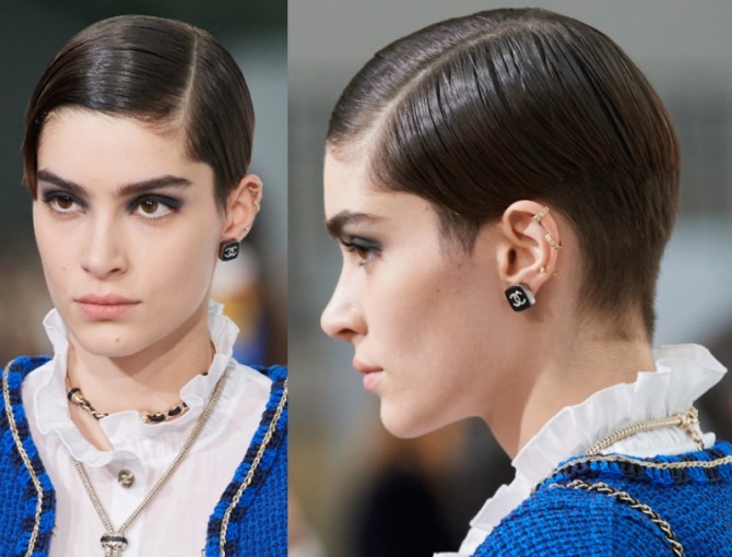 женская стрижка асимметрия от стилистов модного дома Chanel на боковой пробор с зализанными прядями - тренды весна-лето 2021 года