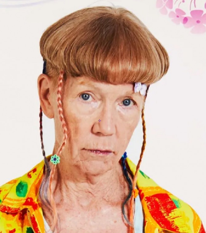 пожилая женщина со стрижкой шапочка - фото с модного показа Collina Strada весна-лето 2021 года