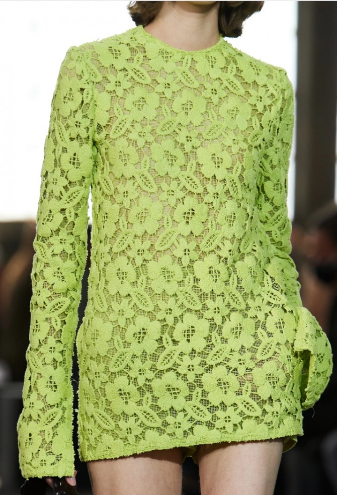 гипюр салатового цвета - мини-платье на вечер для девушки, образ из весенне-летней коллекции 2021 года от итальянского бренда Валентино