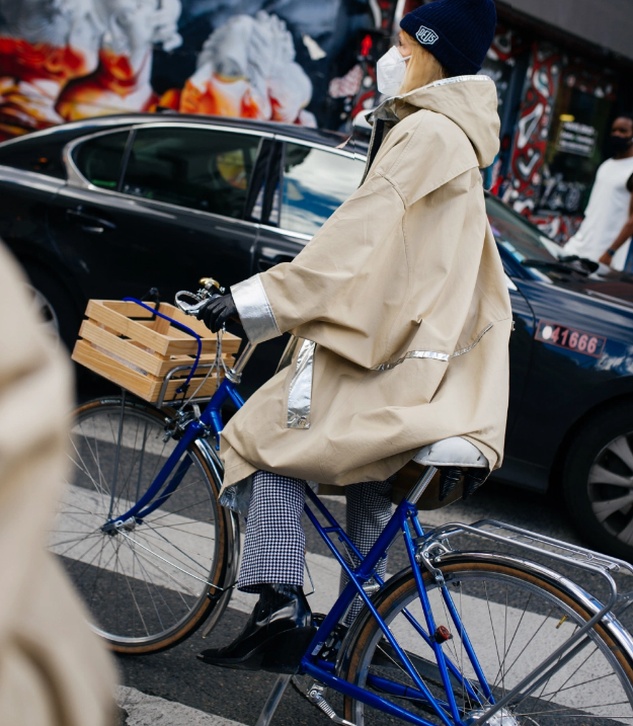 кремовый плащ с рукавами летучая мышь - уличная мода Парижа