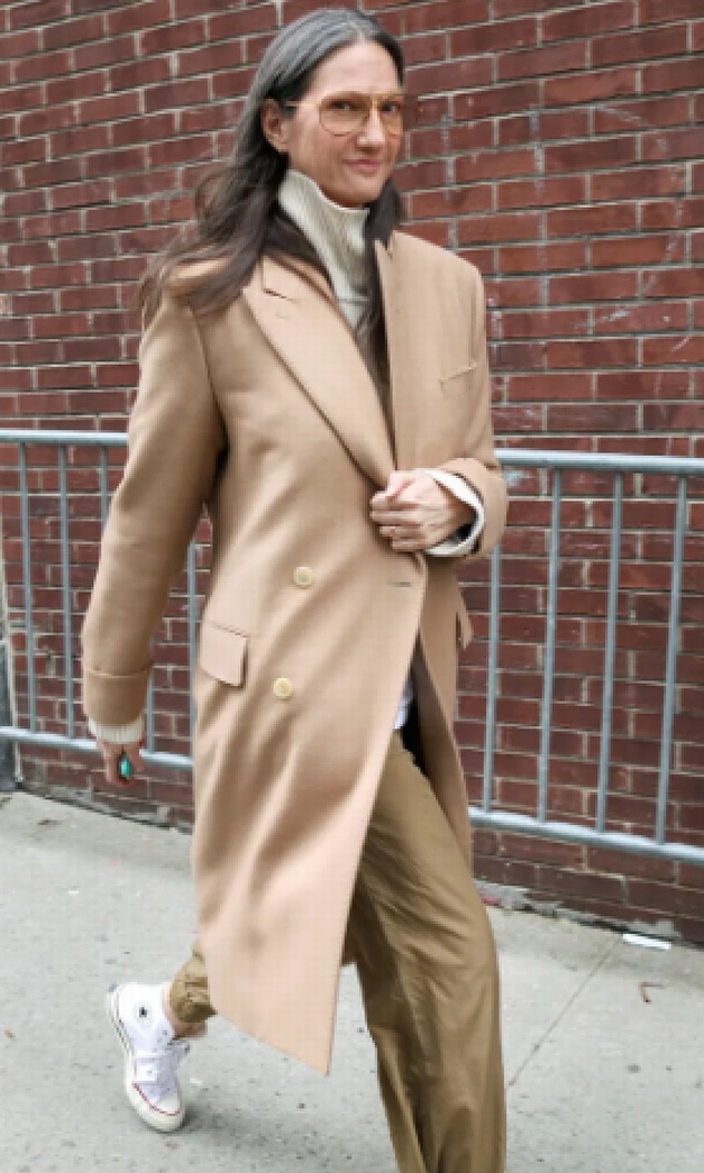 пожилая мода весны 2021 года с улиц Нью-Йорка - пальто кофейного цвета с нижним слоем из свитера с очень высоким воротом, закрывающим шею