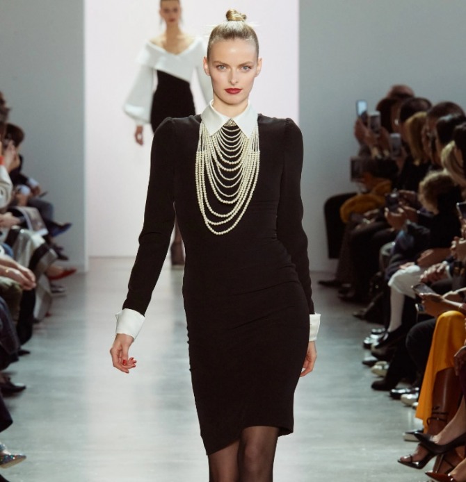 черное офисное платье до колена с белыми воротником и манжетами, с красивым ожерельем из бус