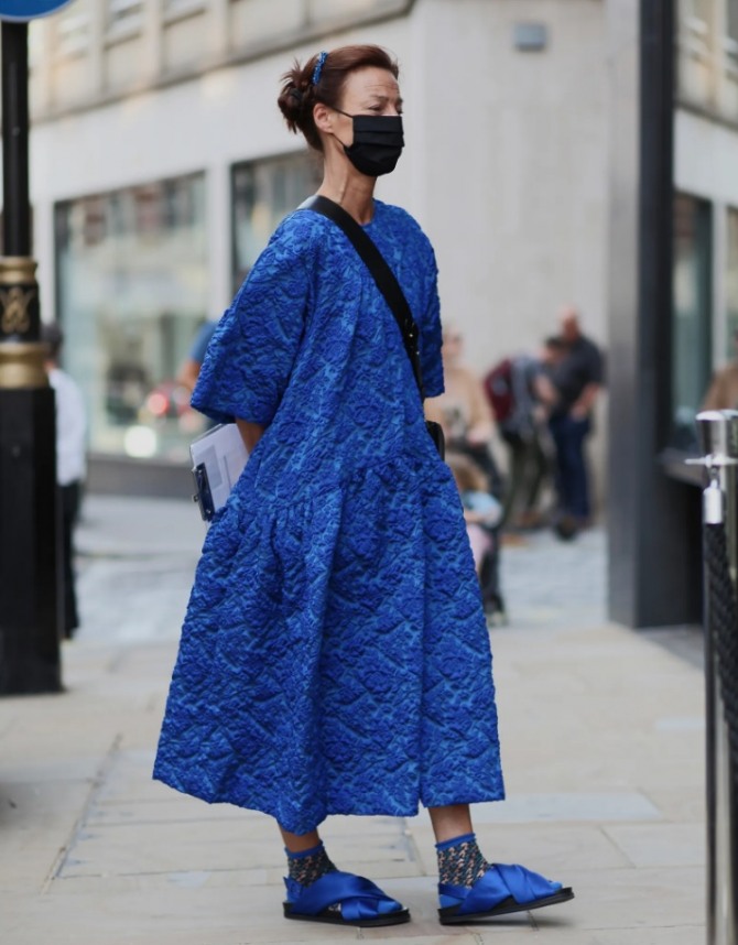 мода для пожилых весна 2021 - уличная мода Лондона, синее платье с рукавами ниже локтя, с синими носками и обувью