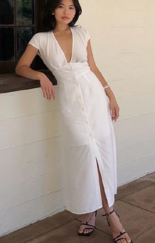 белое летнее платье миди с глубоким V-образным вырезом и со сквозной застежкой на пуговицы