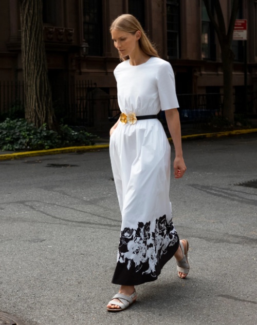 длинное белое платье с черным рисунком на подоле и поясом - весна-лето 2021 Adam Lippes