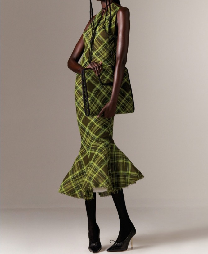 деловое летнее платье с косую клетку без рукавов с воланом на юбке - коллекция Conner Ives 2021
