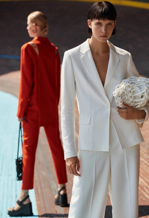 классический брючный женский костюм белого и красного цвета - луки 2021 года