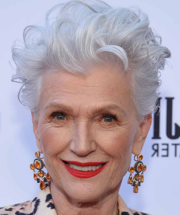 омолаживающая стрижка для пожилых женщин - пикси на белых волосах - модель за 70 лет