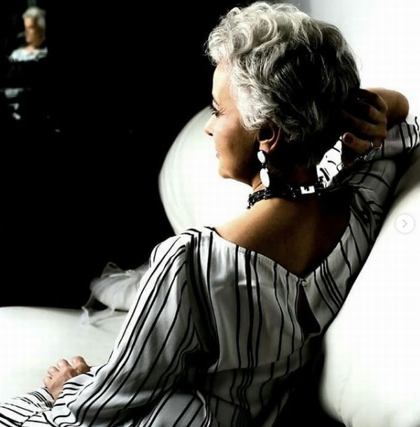 модель Liudmila Akulshina со стрижкой на седых волосах на съемках рекламы