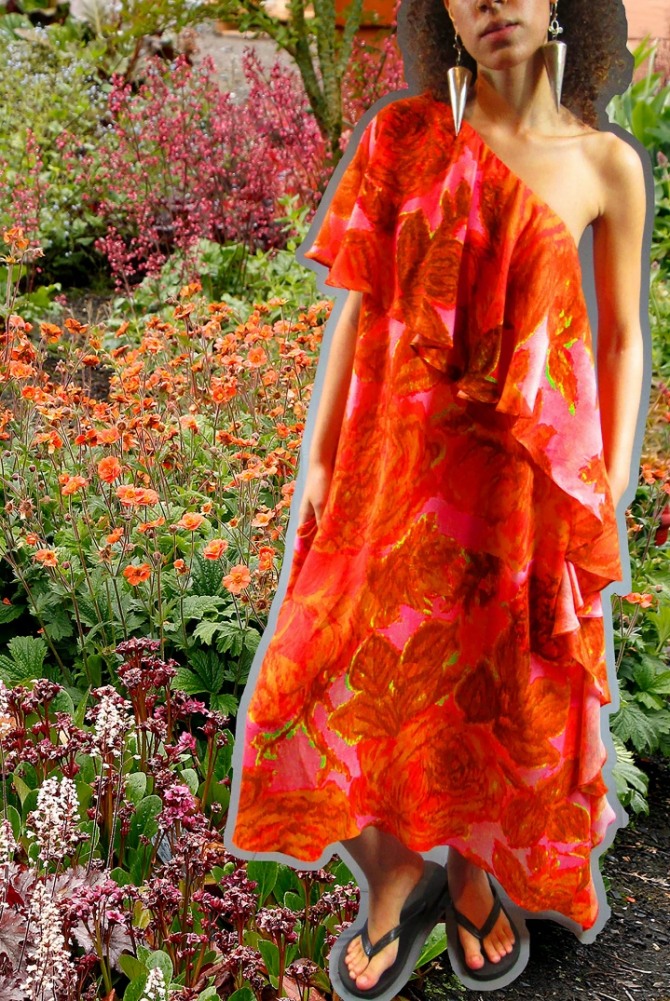 какое платье сшить на лето 2021 года свободного фасона - длинное красное платье с воланом на одно плечо и цветами на ткани