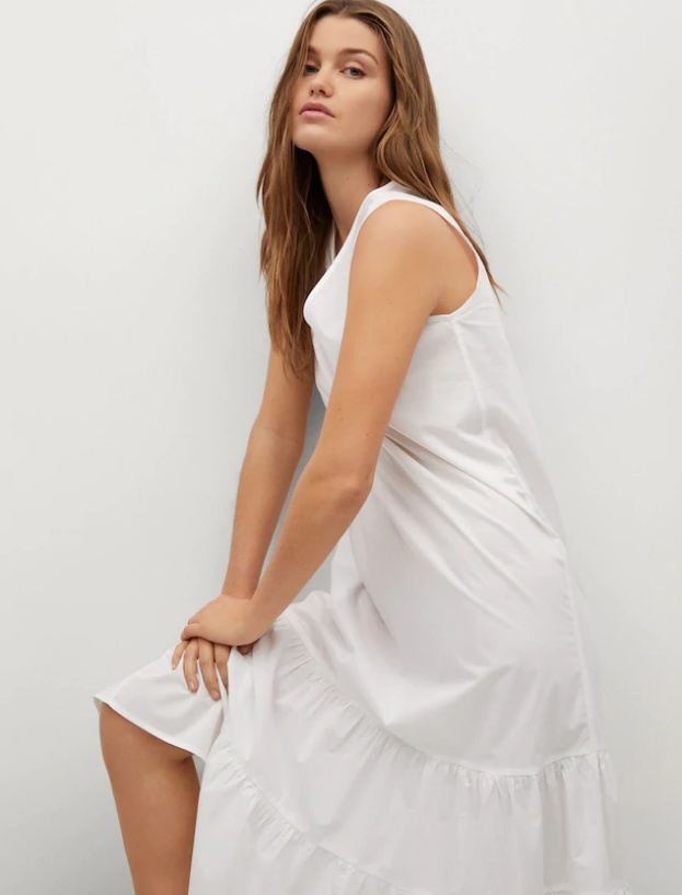 летнее белое платье с многоярусной юбкой-годе, модель без рукавов