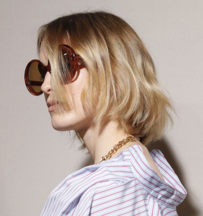 стрижка для средних волос в комплекте с летней блузкой-рубашкой и солнцезащитными очками