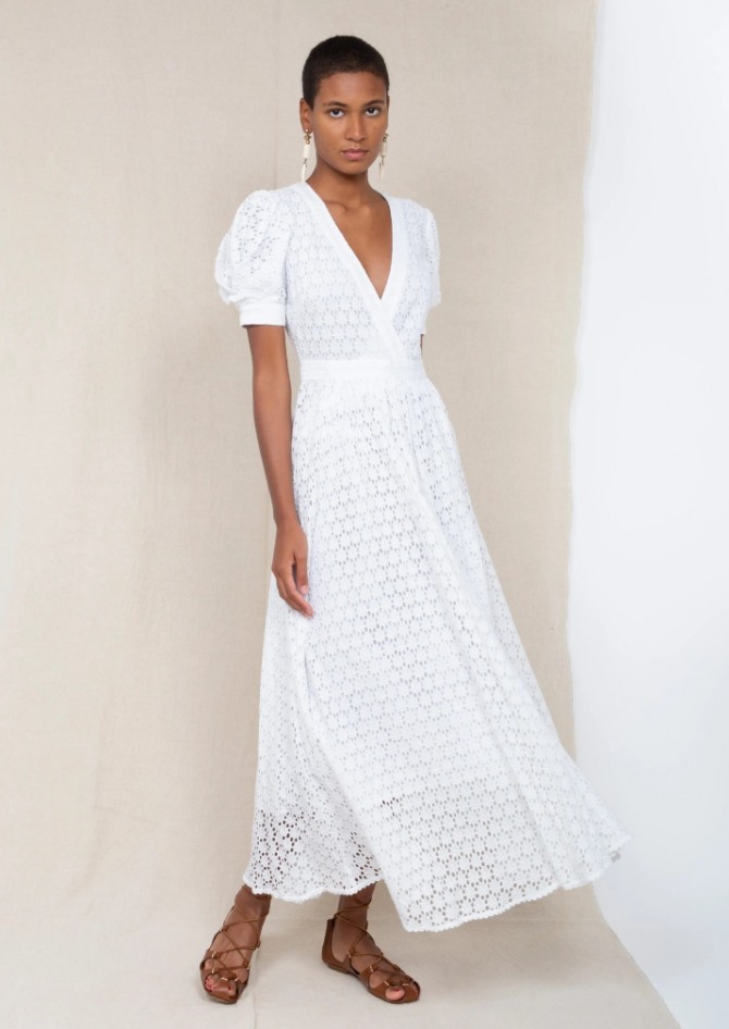 белое кружевное платье лето 2021 - с белыми бусами и обувью коричневого цвета