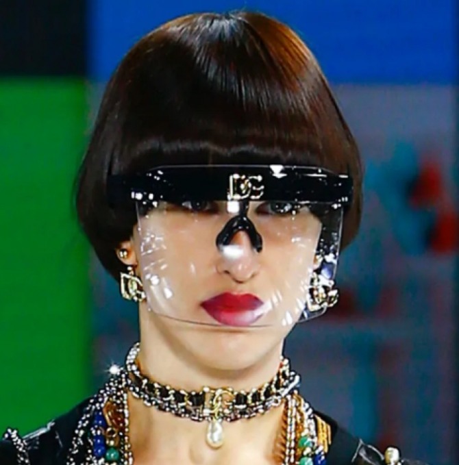 модель c прозрачной пластиковой маской и стрижкой сессун на модном показе Долче/Габбана март 2021 года