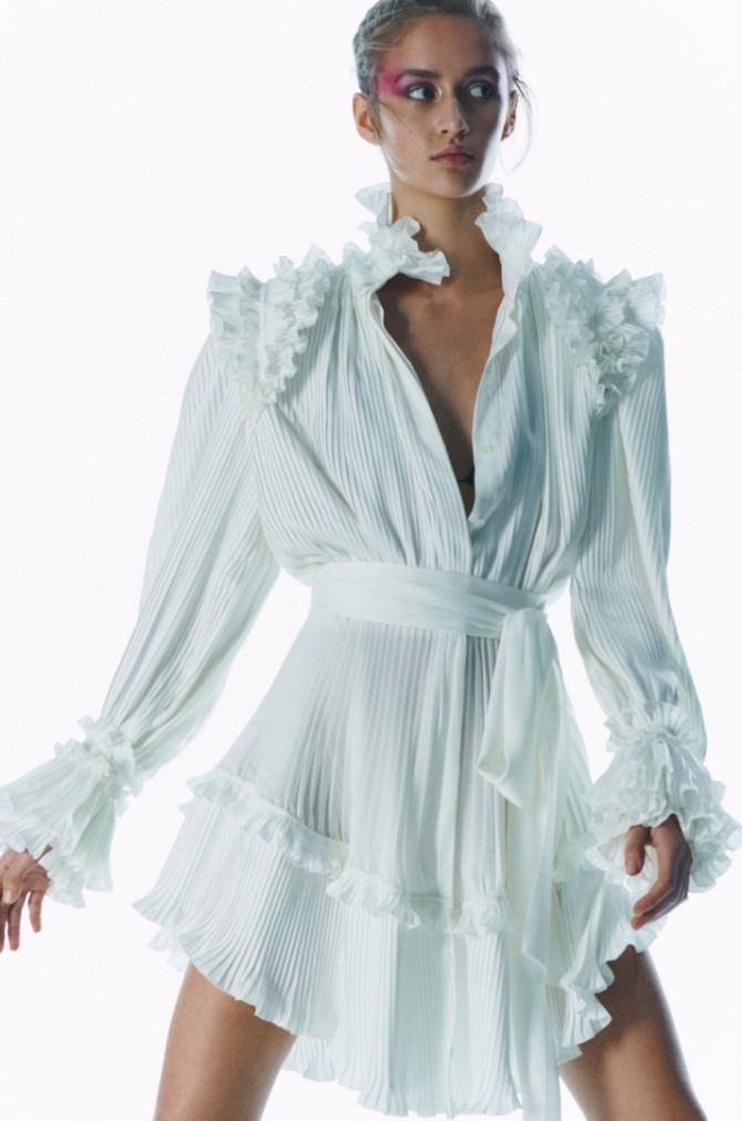 нежное пудровое платье с асимметричным подолом, рюшами и длинными рукавами из плиссированной ткани - вечерняя мода для девушек на 2021 год от бренда Alexandre Vauthier