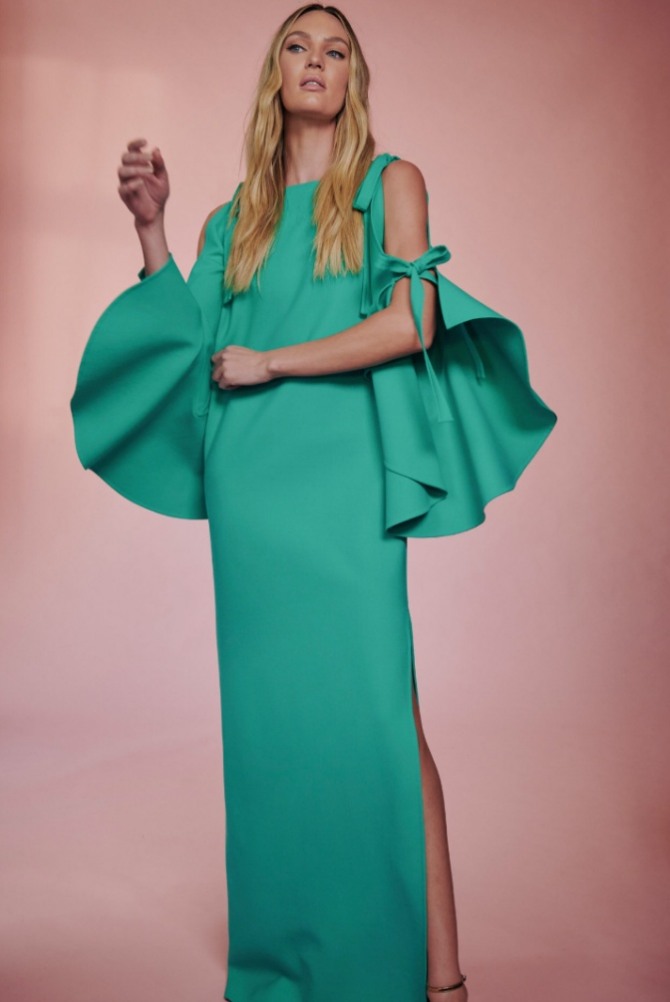 Oscar de la Renta - длинное зеленое вечернее платье с фантазийными рукавами, фасон прямой с высоким разрезом на юбке