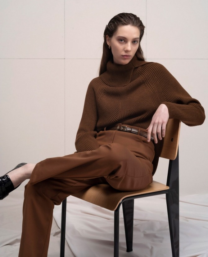 деловой лук 2022 года в коричневой цветовой гамме - брюки плюс свитер