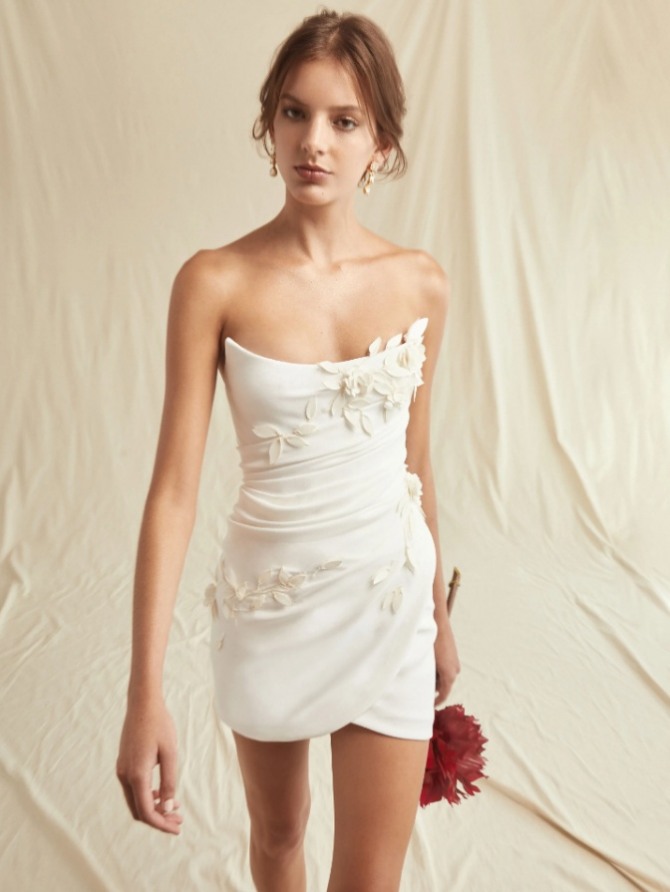 максимально открытое выпускное платье белого цвета от модного дома Oscar de la Renta на 2021 год