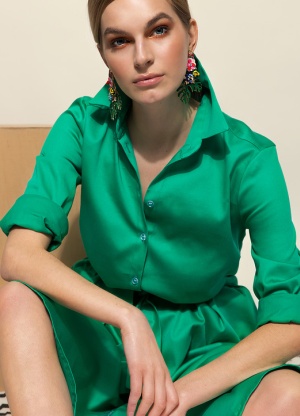 элегантная молодая женщина в зеленом летнем платье